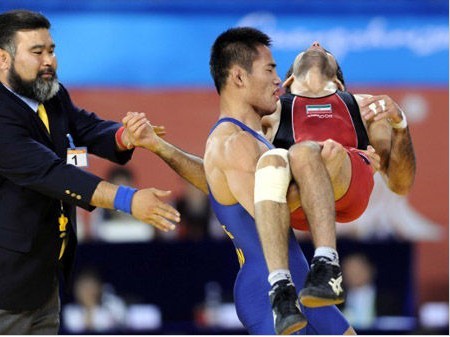 摔跤賽場溫情一幕:中國選手高峰抱受傷對手下場