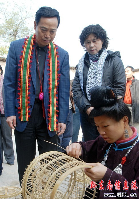 全國人大常委會委員胡康生到丹寨調研(圖)