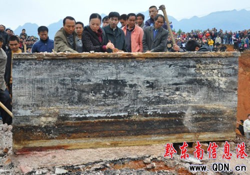 凱里爐山現疑是古墓 噴黑水驚呆工地師傅(圖)