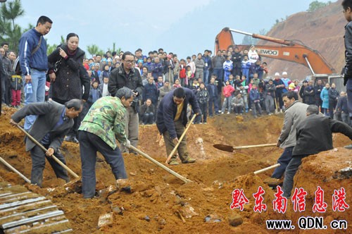 凱里爐山現疑是古墓 噴黑水驚呆工地師傅(圖)