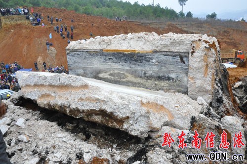 凱里爐山現疑是古墓 噴黑水驚呆工地師傅(圖)