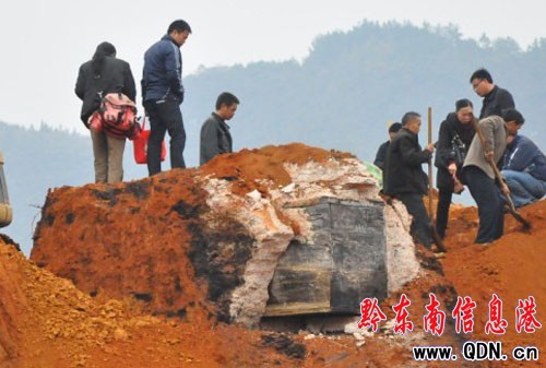 凱里爐山現疑是古墓 噴黑水驚呆工地師傅(圖)