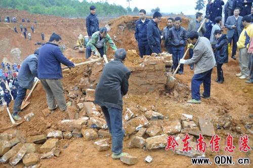 凱里爐山現疑是古墓 噴黑水驚呆工地師傅(圖)