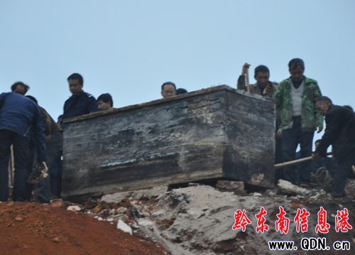 凱里爐山現疑是古墓 噴黑水驚呆工地師傅(圖)