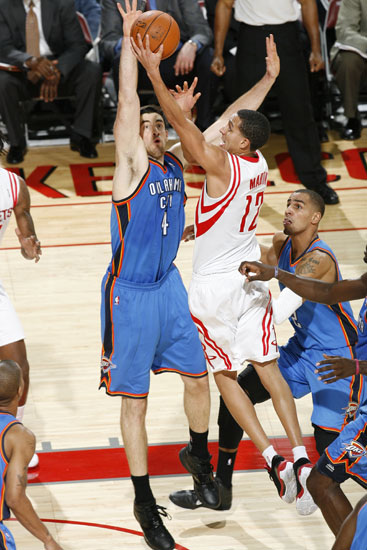 火箭6人上雙報(bào)一箭之仇 雷霆低迷休城之旅11連敗