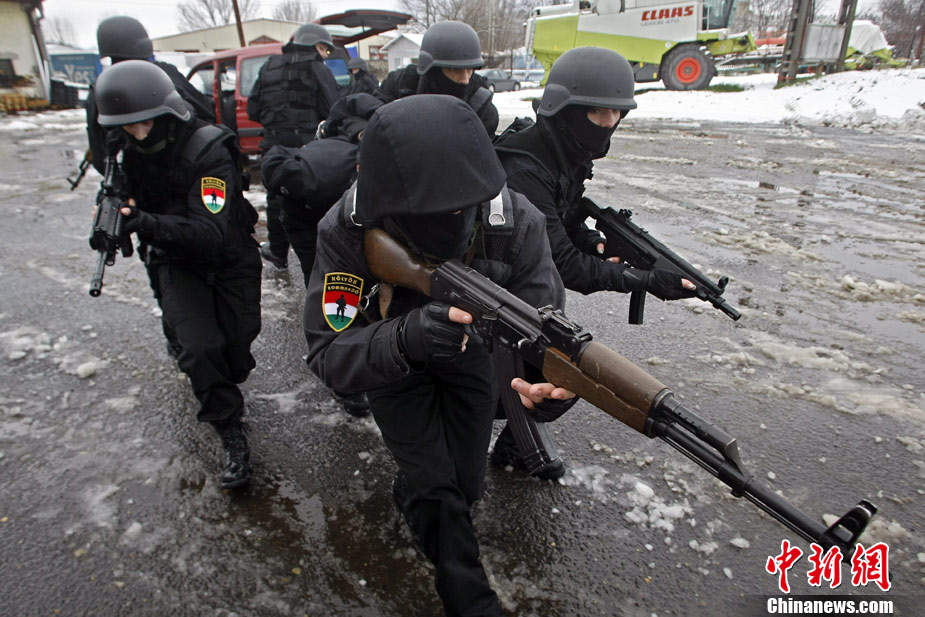 匈牙利兒童軍事訓(xùn)練營進(jìn)行訓(xùn)練