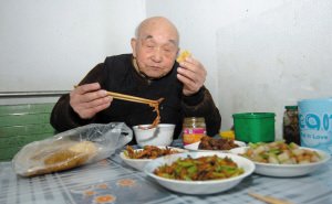 �ձ��ϱ����A�x��70��ȥ�� һ�����Ї��˿���