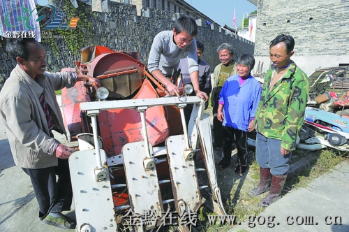 錦屏隆里所村活躍一支農機隊 為農民種植服務