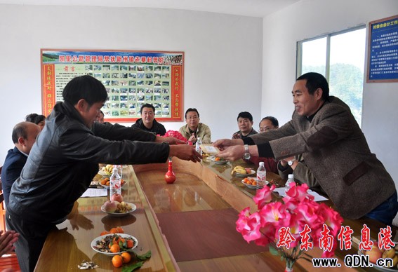 凱里公路局回訪老寨獻(xiàn)愛心(組圖)