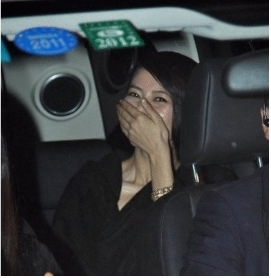 高圓圓深夜微醉大笑 淑女形象蕩然無存