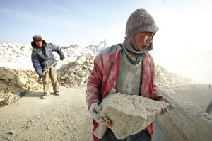 智障工人正在運送原石。