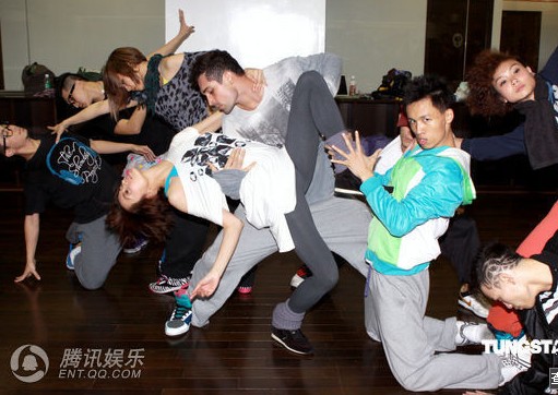 梁詠琪與男舞者貼身辣舞 個唱不會公開介紹男友