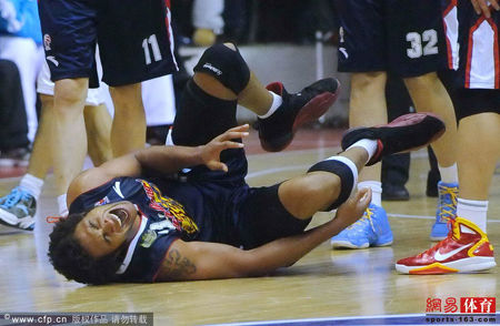 廣東外援搶板重傷 哈里森拖行數(shù)米被隊友抬下場