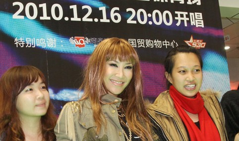 李玟抵南寧簽票引轟動 個唱首度穿婚紗接受祝福