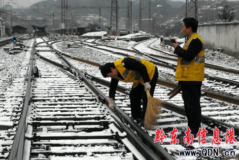 凱里鐵路職工清除道岔積雪確保鐵路運(yùn)輸安全(圖)