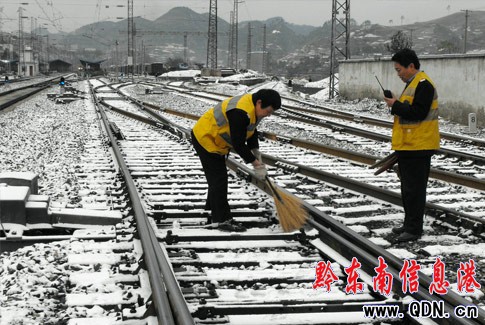 凱里鐵路職工清除道岔積雪確保鐵路運(yùn)輸安全(圖)