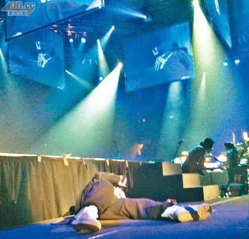 陳奕迅個唱得意忘形意外墮臺 差點遇險重蹈覆轍