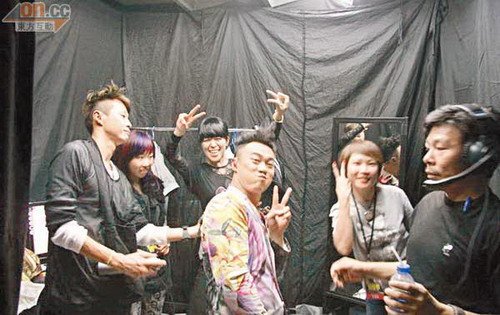 陳奕迅個唱得意忘形意外墮臺 差點遇險重蹈覆轍