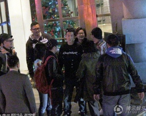 陳冠希與美女飯聚擁抱 反戴帽痞氣十足