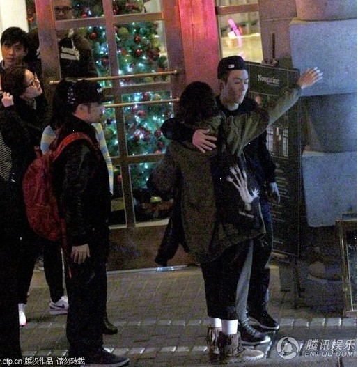 陳冠希與美女飯聚擁抱 反戴帽痞氣十足