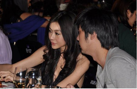 鞏新亮與神秘男咬耳朵 慘露乳貼尷尬不已