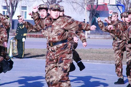 國乒軍訓匯演男隊輸女隊 誓言吃苦耐勞戰倫敦