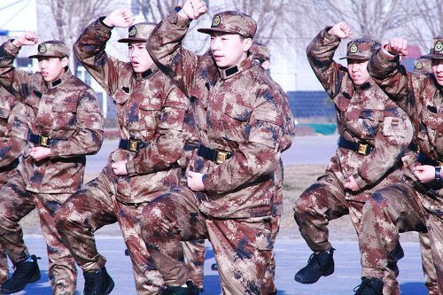 國乒軍訓匯演男隊輸女隊 誓言吃苦耐勞戰倫敦