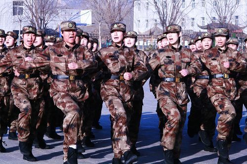 國乒軍訓匯演男隊輸女隊 誓言吃苦耐勞戰倫敦