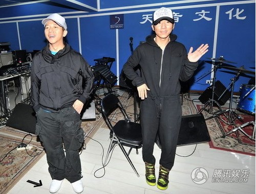 羽泉為平安夜演唱會彩排 將獻舞蹈“處女跳”