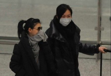 大S休假返京城陪汪小菲 遮面登機眾人護駕(圖)