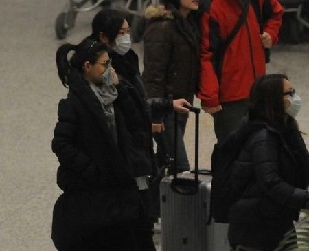 大S休假返京城陪汪小菲 遮面登機眾人護駕(圖)