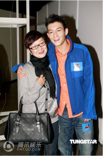 陳冠希帶媽媽撈錢 唱新歌為自己行為平反