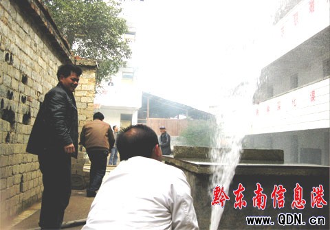 黎平縣平寨鄉700學生 演練宿舍樓“火場”逃生