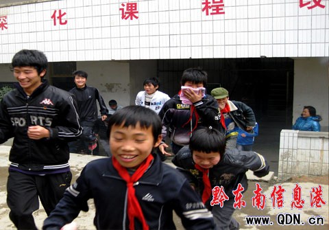 黎平縣平寨鄉700學生 演練宿舍樓“火場”逃生