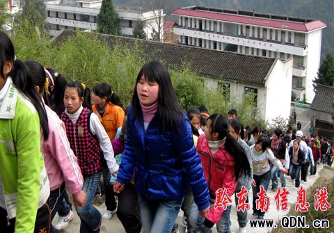 黎平縣平寨鄉700學生 演練宿舍樓“火場”逃生
