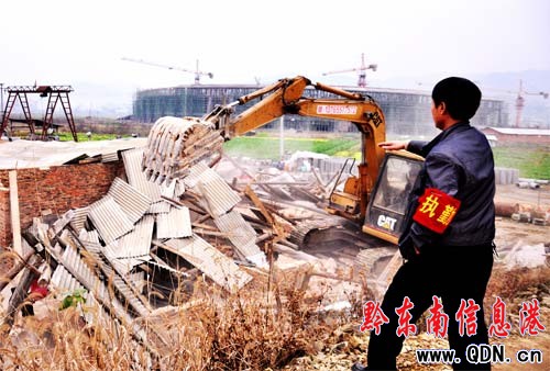 天柱縣拆除28棟違章建筑(圖)