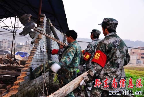 天柱縣拆除28棟違章建筑(圖)