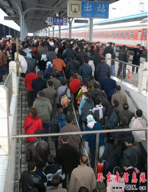 1月3日凱里火車(chē)站送客7000人(圖)