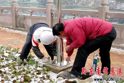 岑鞏縣新興縣城裝上彩燈迎新年(圖)