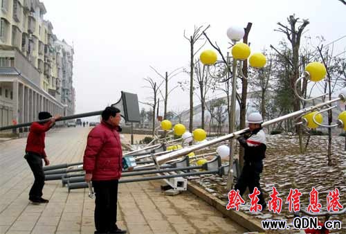 岑鞏縣新興縣城裝上彩燈迎新年(圖)