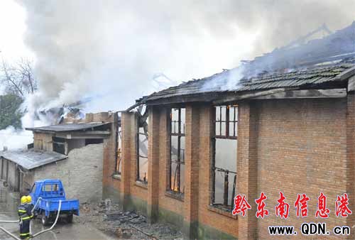 凱里一家具廠發(fā)生火災 3萬元及家具被燒毀(圖)