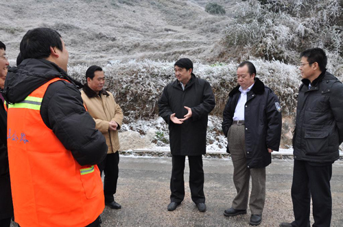 廖少華一行視察應(yīng)對(duì)低溫天氣市場(chǎng)供應(yīng)工作(圖)