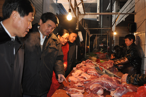 廖少華一行視察應(yīng)對(duì)低溫天氣市場(chǎng)供應(yīng)工作(圖)