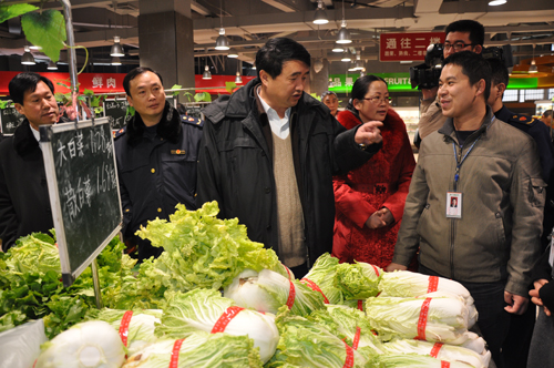 廖少華一行視察應(yīng)對(duì)低溫天氣市場(chǎng)供應(yīng)工作(圖)