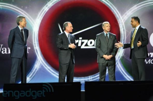 �r(sh��)���A�{CEO�ܷ򡤱ȿ�˹��Jeff Bewkes����Verizon���ü���ϯ�\(y��n)�I(y��ng)���_������������(d��ng)��Lowell McAdam����Ħ���_���Ƅ�(d��ng)CEOɣ�ܡ��Z��Sanjay Jha���Ⱥ����_(t��i)�l(f��)�����v��չʾ��