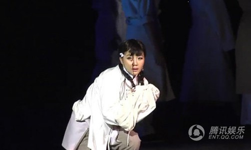 阿朵演出受傷疑似毀容 撞鐵門鮮血直流