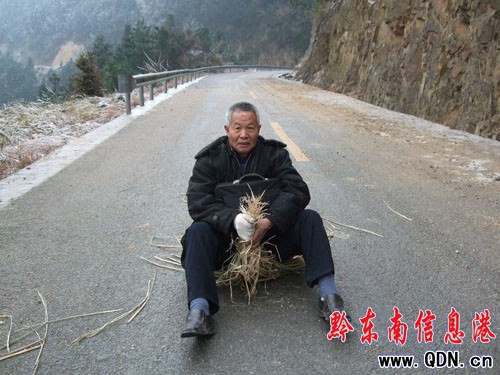 農(nóng)民記者張希才冒著凝凍堅(jiān)持下鄉(xiāng)采訪(圖)