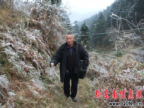 農(nóng)民記者張希才冒著凝凍堅(jiān)持下鄉(xiāng)采訪(圖)