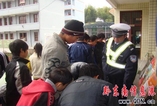 錦屏交警深入鄉鎮開展春運前宣傳活動(圖)