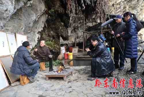 中國著名畫家崔自墨體驗(yàn)丹寨石橋古紙(圖)